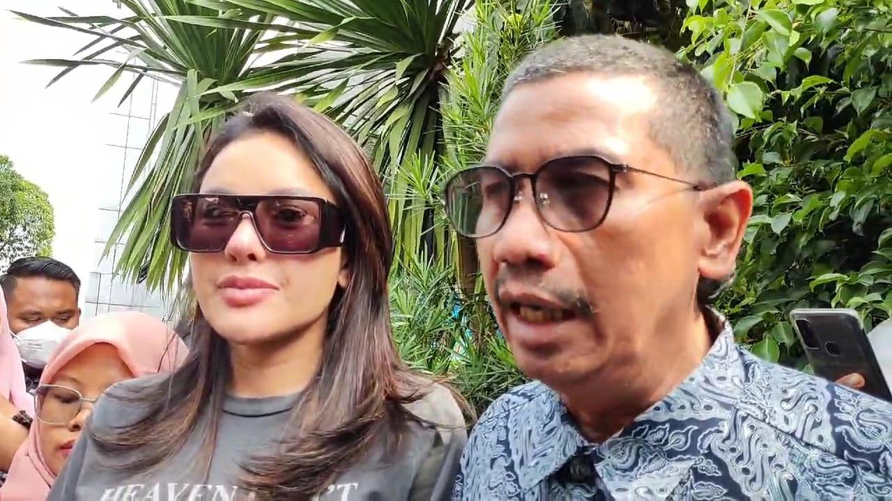 Nikita Mirzani bersama kuasa hukumnya, Fahmi Bachmid, mendatangi Polda Metro Jaya.
