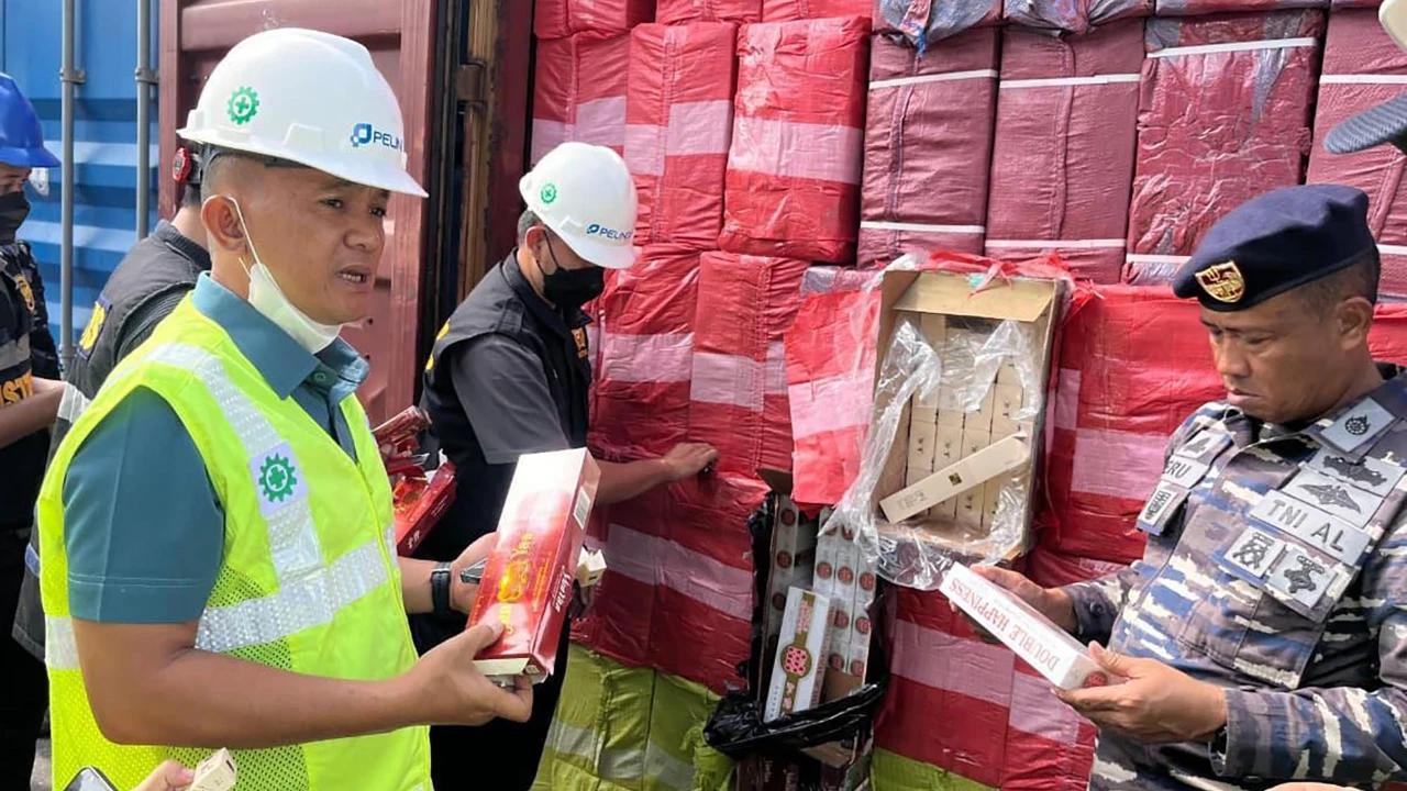 FOTO: Penyelundupan Rokok Ilegal Asal Kamboja Digagalkan di Pelabuhan Dwikora Pontianak
