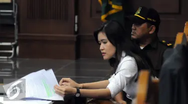  Terdakwa Jessica Kumala Wongso saat menjalani sidang lanjutan kasus kopi maut di PN Jakarta Pusat, Rabu (10/8). Agenda sidang ke 11 kali ini mendengarkan dan membedah rekaman CCTV. (Liputan6.com/Helmi Afandi)