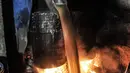 Pekerja menuang kedelai rebus saat proses pembuatan tempe di kawasan Sunter, Jakarta, Senin (4/1/2021). Perajin tempe setempat berupaya mengurangi kerugian akibat melonjaknya harga kedelai impor dengan memperkecil ukuran tempe dan menaikan harga jual. (merdeka.com/Iqbal S. Nugroho)