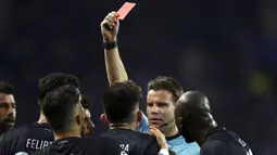 Wasit Felix Brych, memberikan kartu merah kepada pemain FC Porto, Alex Telles, saat pertandingan antara FC Porto melawan Juventus pada laga liga Champion di Stadion Dragao (22/02/2017). (EPA/Estela Silva)