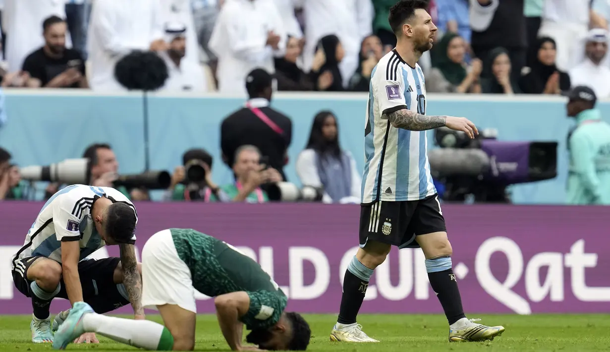 Penyerang Argentina Lionel Messi setelah kalah atas Arab Saudi pada laga pembuka Grup C Piala Dunia 2022 Qatar di Lusail Iconic Stadium, Lusail, Selasa (22/11/2022). Diunggulan sebagai juara, Tim Tango justru dipecundangi Arab Saudi pada laga pembuka Grup C. (AP Photo/Natacha Pisarenko)