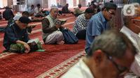 Membaca Al-Qur'an atau tadarus dilakukan umat Islam untuk meningkatkan ibadah selama bulan suci Ramadan. (Liputan6.com/Angga Yuniar)