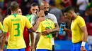 Asisten pelatih Belgia Thierry Henry (kedua kanan) memeluk striker Brasil, Neymar pada akhir laga perempat final Piala Dunia 2018 di Stadion Kazan Arena, Jumat (6/7). Timnas Brasil takluk 1-2 di tangan timnas Belgia. (Luis Acosta/AFP)