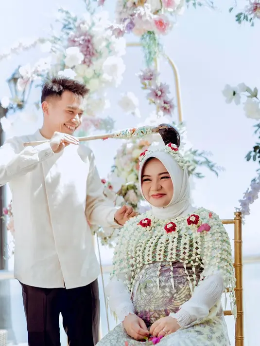Setelah menggelar pengajian, acara dilanjut dengan siraman. Witan tampak menyiram air bunga untuk sang istri yang tengah berbadan dua. [Instagram/rismahanisulaiman_]