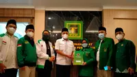 Sekjen PPP, Arwani Thomafi menyerahkan SK kepengurusan DPW PPP Jatim periode 2021 - 2026 kepada Mundjidah Wahab. (Foto : istimewa).