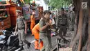 Petugas Satpol PP dan Pasukan Oranye membongkar lapak saat melakukan penertiban di kawasan pusat perbelanjaan Pasar Baru, Jakarta, Rabu (21/2). (Liputan6.com/Immanuel Antonius)