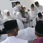 Keluarga dan kerabat berada dekat jenazah KH Salahuddin Wahid atau Gus Sholah di rumah duka, Tendean, Jakarta, Senin (3/2/2020). Pemimpin Pondok Pesantren Tebuireng tersebut meninggal pada usia 78 tahun. (Liputan6.com/Herman Zakharia)