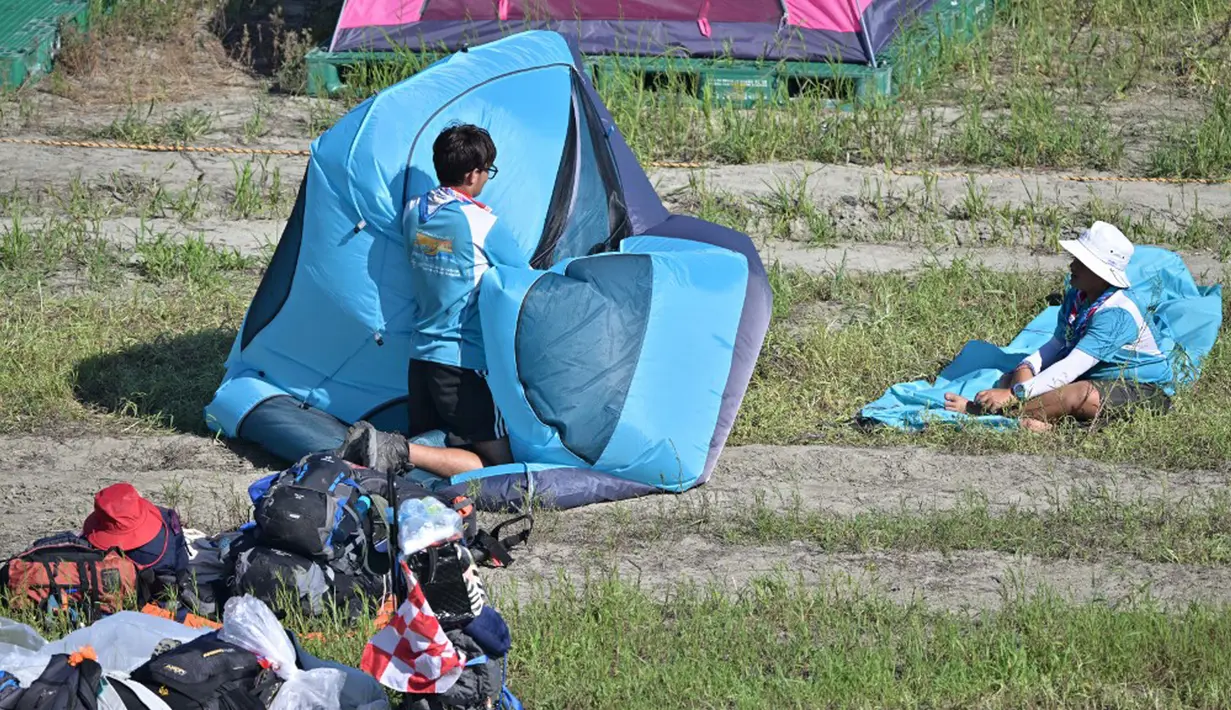 Setelah dipindahkan, kata Yuniar, para peserta masih akan mengikuti beberapa acara jambore dan mendapat konsumsi sebagaimana dijadwalkan. (Anthony WALLACE/AFP)
