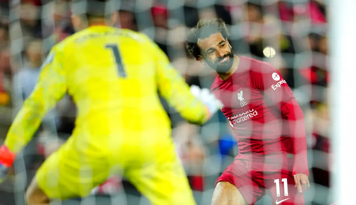 Pemain Liverpool Mohamed Salah tersenyum setelah kehilangan kesempatan untuk mencetak gol ke gawang West Ham United pada pertandingan sepak bola Liga Inggris di Stadion Anfield, Liverpool, Inggris, 19 Oktober 2022. Liverpool mengalahkan West Ham United dengan skor 1-0. (AP Photo/Jon Super)