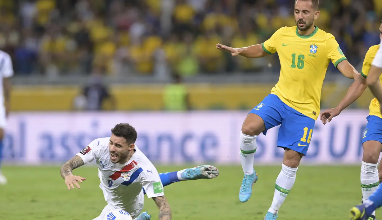 Di akhir laga, Paraguay sempat mengancam gawang Brasil melalui Antonio Sanabria. Sayang, aksinya masih mampu dipatahkan barisan pertahanan Brasil. (AFP/Douglas Magno)