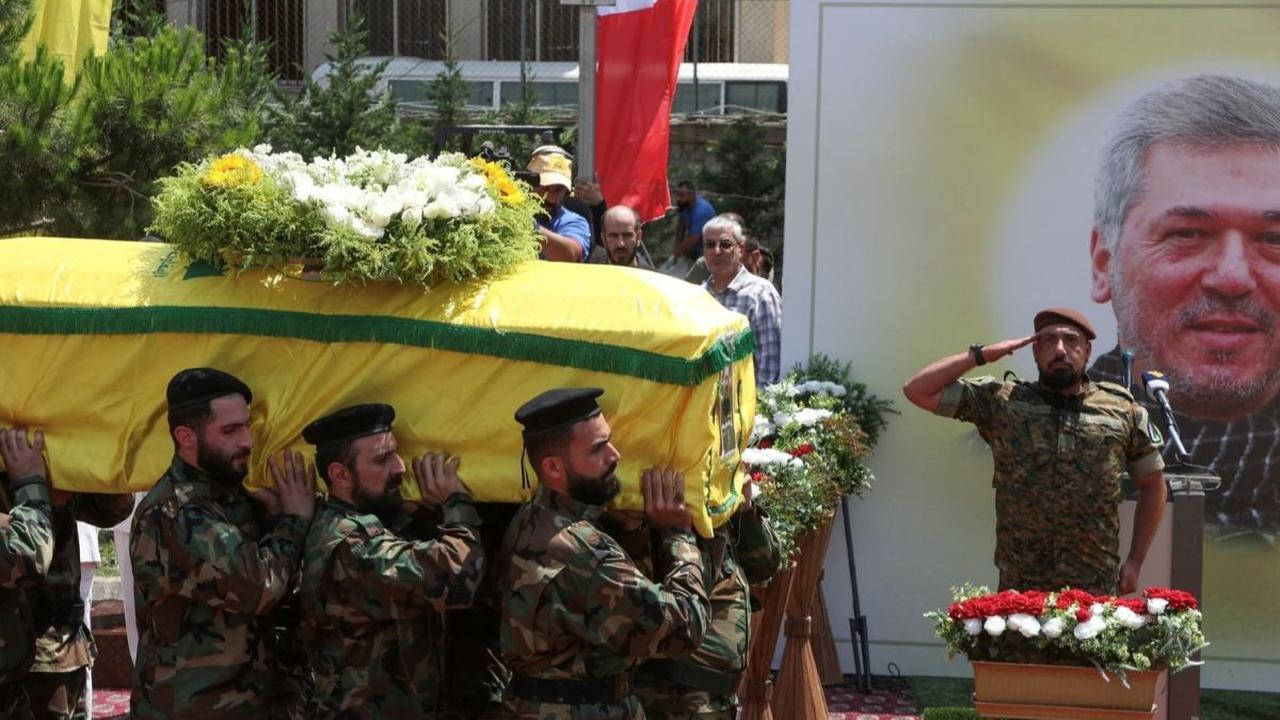 Aksi ini dilakukan sebagai bentuk respon terhadap serangan Israel sebelumnya yang telah membunuh komandan senior Hizbullah di Lebanon tenggara. Foto: REUTERS<br>