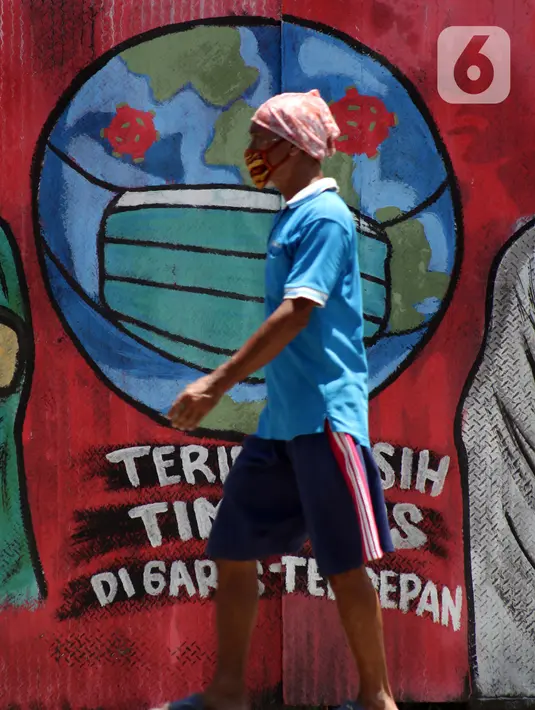 Pejalan kaki melintas di depan mural tentang pandemi virus COVID-19 di Jalan Raya Jakarta-Bogor, Depok, Jawa Barat, Selasa (7/4/2020). Mural tersebut sebagai bentuk dukungan kepada tenaga medis yang menjadi garda terdepan menghadapi COVID-19 di Indonesia. (Liputan6.com/Helmi Fithriansyah)