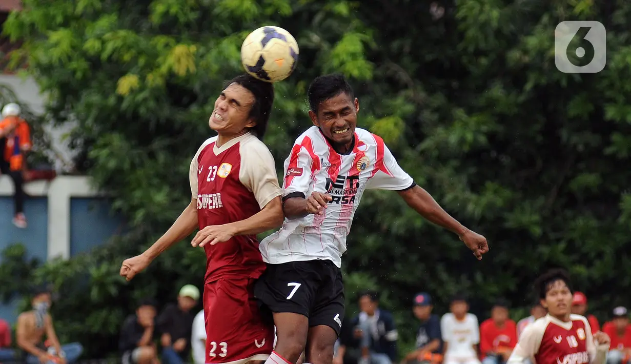 Gelandang Persija Ramdani Lestaluhu (kanan) berebut bola dengan pemain Barito Putera Paolo Sitanggang saat laga uji coba di Stadion Bea Cukai, Jakarta, Selasa (5/4/2016). Persija tidak akan diperkuat oleh Ramdani Lestaluhu pada putaran kedua BRI Liga 1 2021/2022. (Liputan6.com/Helmi Fithriansyah)