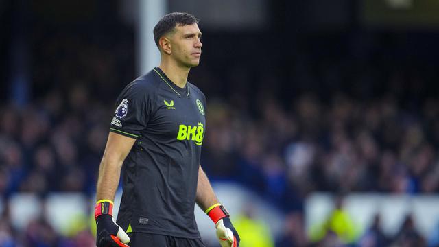 Foto: Emiliano Martinez Buktikan Kelasnya Sebagai Kiper Terbaik Dunia, Lakukan Beberapa Penyelamatan Gemilang di Depan Gawang Aston Villa