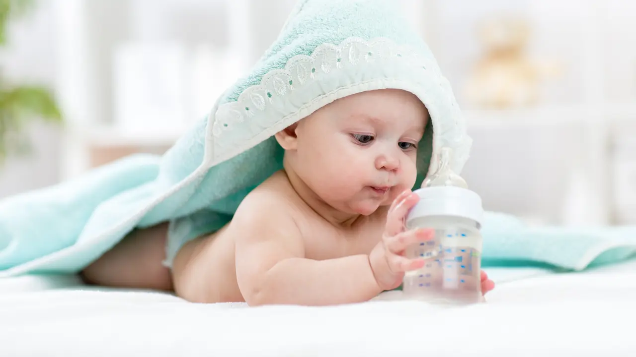 3 Alasan Utama Mengapa Bayi di Bawah 6 Bulan Dilarang Mengonsumsi Air Putih