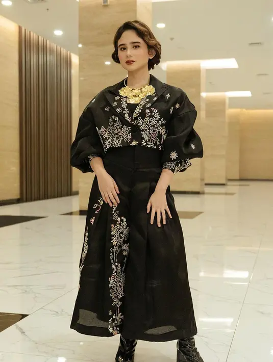 Penampilannya semakin luar biasa dengan padu padan alas kaki yang juga berwarna hitam, juga aksesori berupa anting dan kalung emas. [Foto: Instagram/tissabiani]