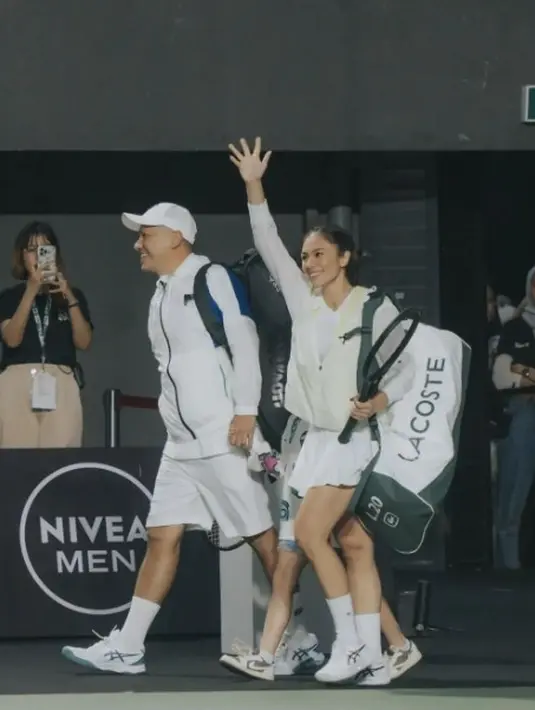 Wulan Guritno bermain tenis [Instagram/wulanguritno]