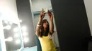 Seorang transgender berselfie sebelum melakukan audisi model di New Delhi , India , (7/2). Mereka nantinya akan melakukan sesi pemotretan dan menjawab pertanyaan dari juri selama audisi. (REUTERS / Adnan Abidi)