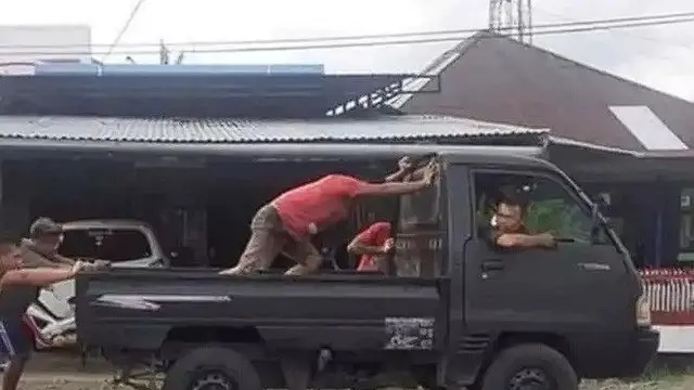 10 Potret Absurd Orang Bantu Dorong Kendaraan Mogok Ini Bikin Geleng Kepala