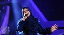 Penyanyi asal Malaysia, Siti Nurhaliza saat tampil di Konser Kemenangan D'Academy Asia 2 di Studio 5 Indosiar, Jakarta, Kamis (29/12). Siti tampil memukau dengan menyanyikan dua lagu hitsnya. (Liputan6.com/Helmi Fithriansyah)
