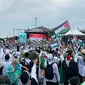 Massa memadati kawasan Monas untuk menghadiri aksi bela Palestina, Minggu (5/11/2023).