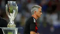 Jose Mourinho gagal membawa Manchester United meraih trofi Piala Super Eropa 2017 setelah kalah 1-2 dari Real Madrid di Philip II Arena, Skopje, Selasa (8/8/2017). (AP Photo/Thanassis Stavrakis)