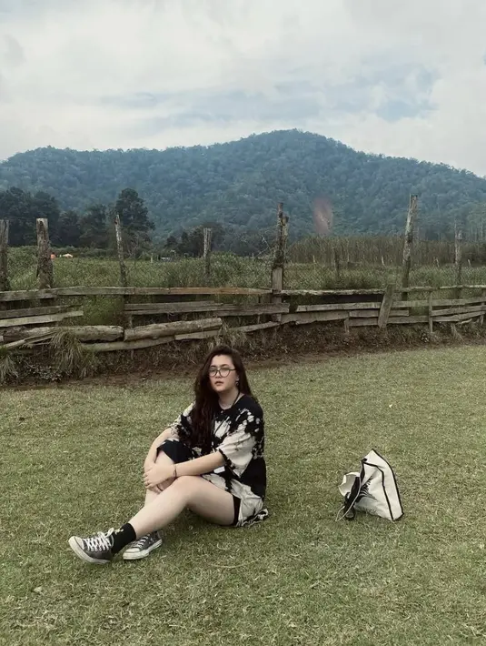 Kali ini, oversized t-shirt dengan motif tie die berhasil optimalkan gayanya. [Foto: Instagram/ Talitha Curtis]