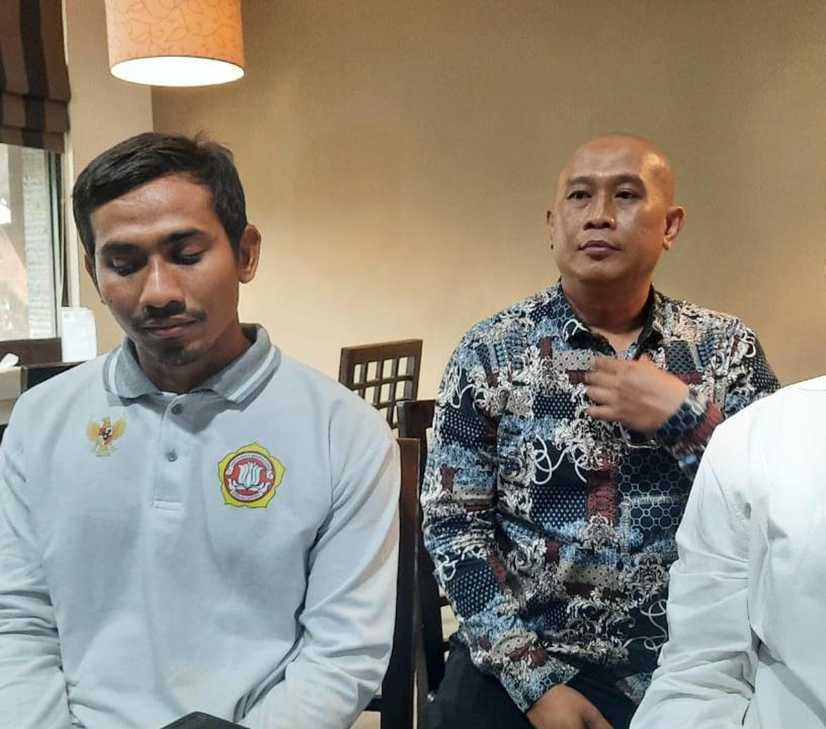 Dia mengakui sempat berkonsultasi dengan Kabag Humas Kabupaten Gresik terkait dengan press rilis. Namun, hal itu tidak direstui sehingga dia pun mengurungkan niatnya.