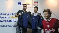 Perwakilan Manajemen AXA Mandiri Hartono memberikan jaket kepada pemain legendaris Liverpool Vladimir Smicer pada sharing and learning kepada anak-anak U-12 di Grand Futsal, Jakarta, Jumat (8/2). (Liputan6.com/Fery Pradolo)