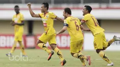 Para pemain Sriwijaya FC merayakan gol yang dicetak Slamet Budiyono ke gawang Barito Putera pada laga Piala Presiden 2017 di Stadion I Wayan Dipta, Bali, Senin (13/2/2017). (Bola.com/Vitalis Yogi Trisna)