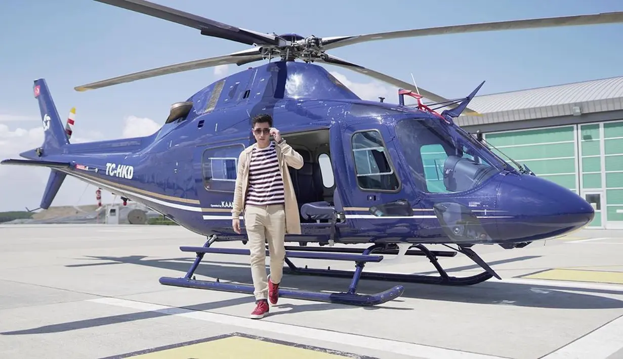 "Memang kepengen lagi liburan karena dua tahun belakangan striping-nya nggak berhenti-berhenti. Akhirnya sekarang ada waktu libur, pengen bener-bener refreshing ngabisin waktu sama keluarga, sahabat-sahabat, sebelum kembali kerja lagi tahun depan," ungkapnya. (Instagram/bramastavrl)