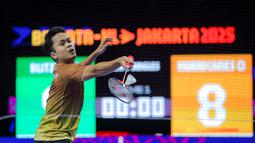 Pebulu tangkis tunggal putra Indonesia, Anthony Ginting dari tim Hurricanes berusaha mengembalikan kok ke arah Jonatan Christie dari tim Blitzers dalam laga Badminton XL 2025 di Istora Senayan, Jakarta, Sabtu (04/10/2025). (Bola.com/Bagaskara Lazuardi)
