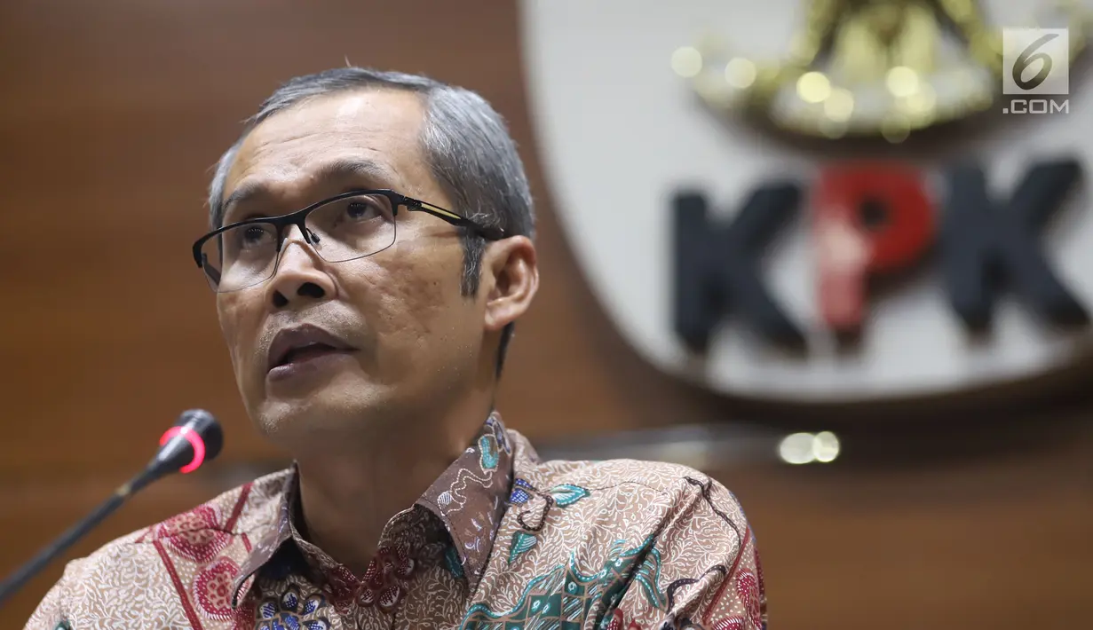 Wakil Ketua KPK Alexander Marwata saat jumpa pers terkait OTT Bupati Cirebon Sunjaya Purwadi Sastra di Gedung KPK, Jakarta, Kamis (25/10). Sunjaya diduga menerima uang Rp 6,65 miliar terkait jual beli jabatan. (Liputan6.com/Herman Zakharia)