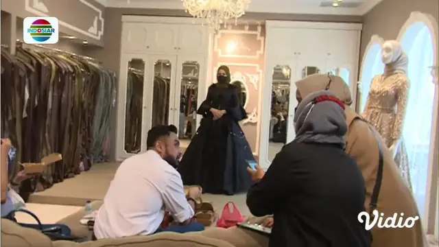 Perlihatkan Sosok Calon Istri, Ini 7 Potret Rizal Djibran Fitting Baju Pengantin