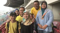 Keluarga Amirul Hakim saat memberikan dukungan dari tribun stadion Thuwanna (Bola.com/Anin Jati)