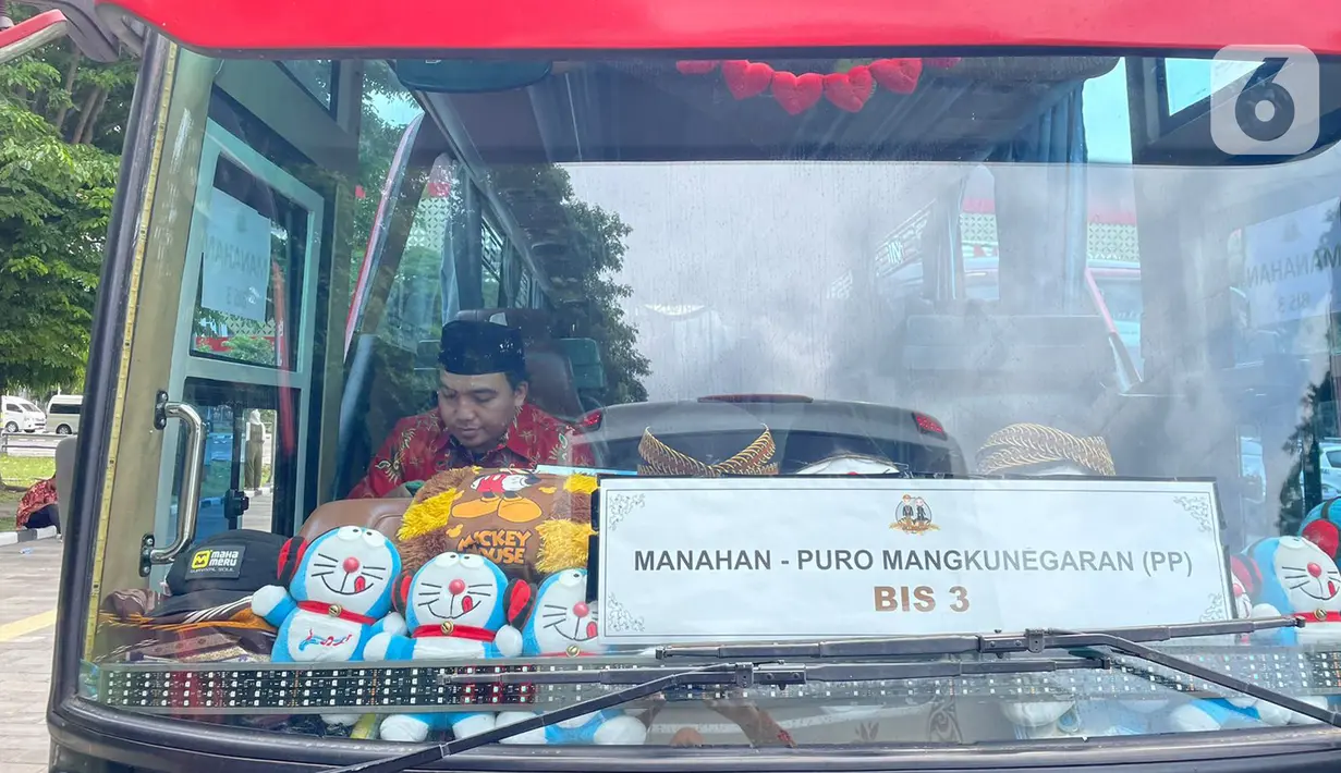 Armada bus mengantar para tamu undangan resepsi pernikahan putra bungsu Presiden Jokowi, Kaesang Pangarep dan Erina Gudono di Stadion Manahan, Solo, Jawa Tengah, Minggu (11/12/2022). Bus-bus berukuran tanggung digunakan untuk menjemput para tamu yang turun di Benteng Vastenburg dan Stadion Manahan Solo. (Liputan6.com/Herman Zakharia)