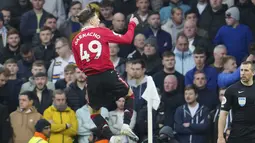 Gelandang Manchester United, Alejandro Garnacho melakukan selebrasi setelah mencetak gol ke gawang Leeds United selama pertandingan lanjutan Liga Premier Inggris di Elland Road, Leeds, Inggris, Minggu (12/2/2023). Kemenangan ini membuat MU berada di posisi ketiga klasemen Liga Inggris dengan 46 poin dari 23 laga. (AP Photo/Jon Super)