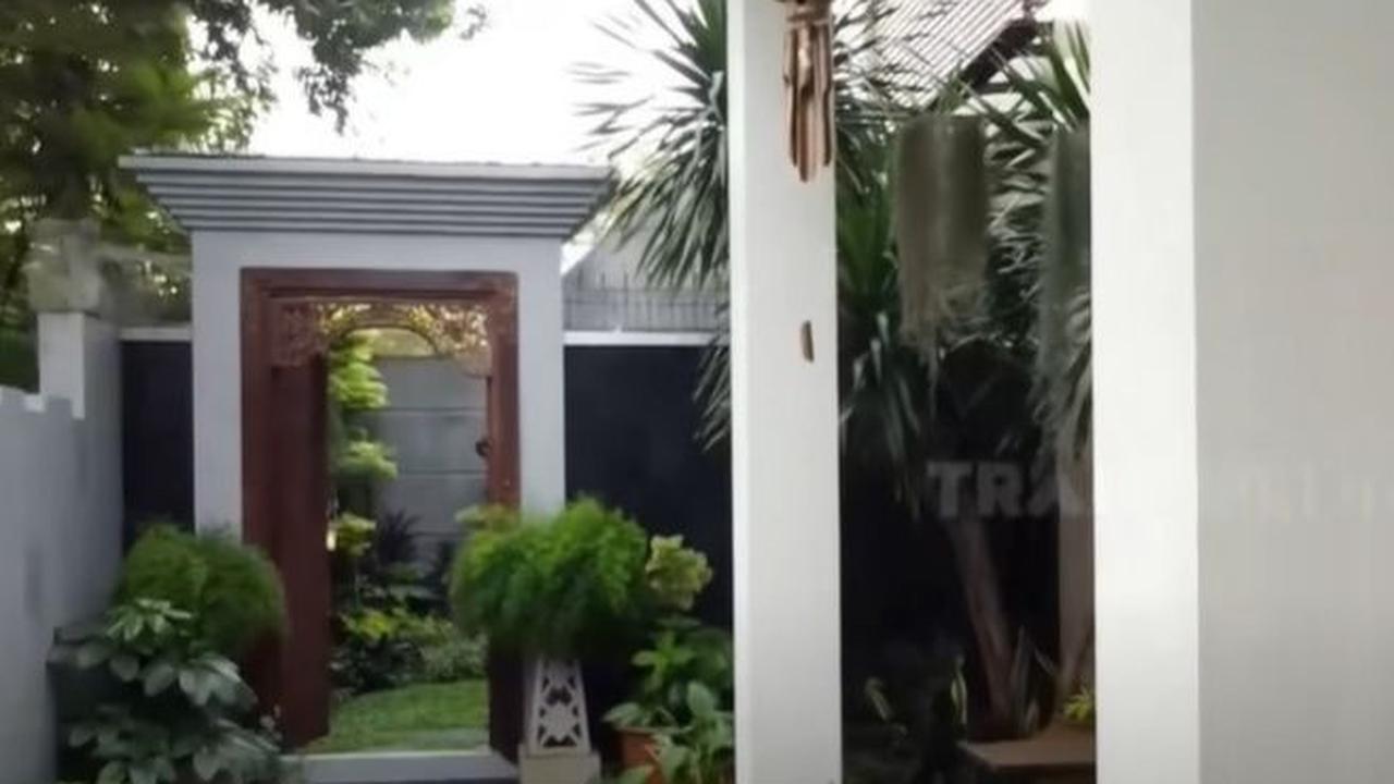 4. Taman Sejuk dengan Pintu Ukir Antik