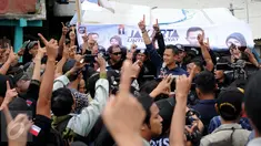 Cagub DKI Jakarta, Agus Harimurti Yudhoyono (AHY) saat blusukan di kawasan Kampung Pulo, Jakarta, Selasa (27/12). AHY datang ke tempat tersebut untuk mendengarkan keluhan warga. (Liputan6.com/Gempur M Surya)