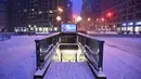 Suasana sekitar stasiun metro di Madison Square Park, Manhattan, Selasa (14/3). Badai salju melanda hampir separuh wilayah Amerika Serikat ketika sebagian besar wilayah Pantai Timur mengalami badai musim dingin paling buruk. (Eric BARADAT/AFP)