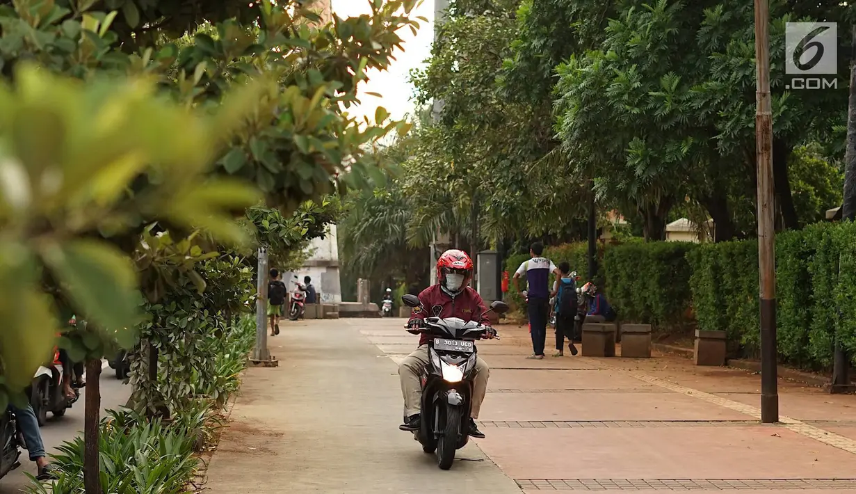 Pengendara sepeda motor melintasi trotoar di kawasan Menteng Pulo, Jakarta, Selasa (14/5/2019). Kemacetan yang semakin parah di Ibu Kota menyebabkan para pemotor nekat menerobos trotoar dan merampas hak pejalan kaki. (Liputan6.com/Immanuel Antonius)