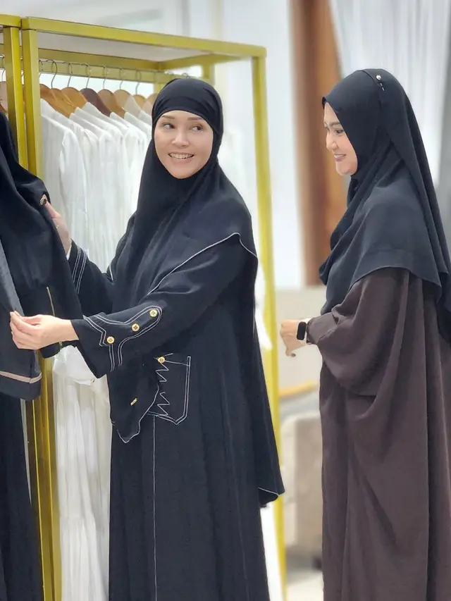 8 Inspirasi Outfit Gamis Elegan ala Maia Estianty, Bikin Penampilan Makin Memukau
