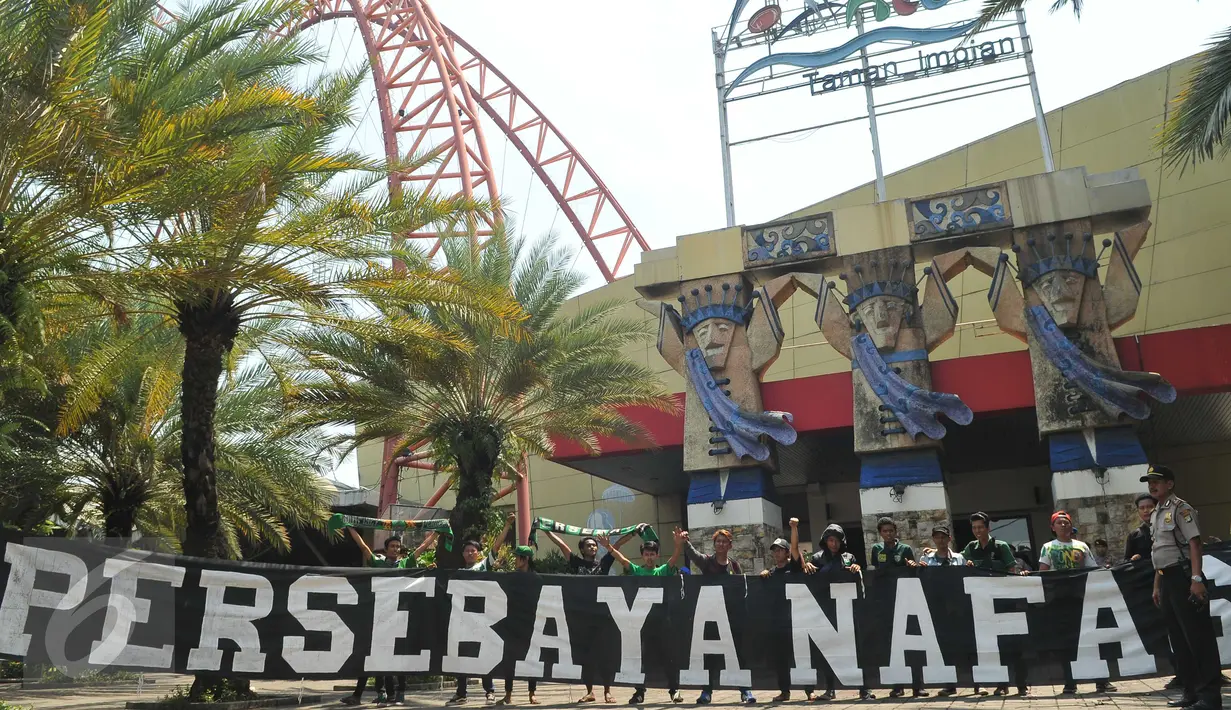 Bonek 1927, suporter klub sepak bola Persebaya Surabaya, membentangkan spanduk dukungan saat berlangsungnya KLB PSSI di Ancol, Jakarta, Rabu (3/8). Para Bonek menuntut tim kesayangannya untuk bisa tampil dikompetisi resmi. (Liputan6.com/Gempur M Suray)