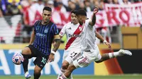 Striker Inter Milan Lautaro Martinez berebut bola dengan dua pemain River Plate, Marcos Acuna dan Paulo Diaz (kanan) dalam laga Grup E Piala Dunia Antarklub di Seattle,&nbsp;Kamis (26/6/2025). (AP Photo/Ryan Sun)