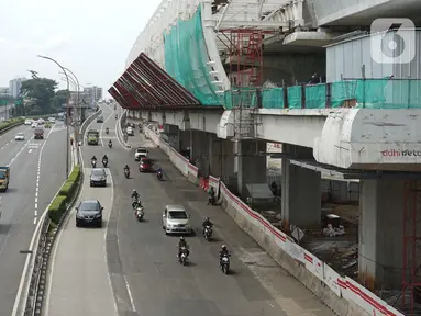 Kendaraan melintasi jalan tol dalam kota dan Jalan Gatot Soebroto, Jakarta, Selasa (21/4/2020). Adanya penerapan Pembatasan Sosial Berskala Besar (PSBB) membuat volume arus lalu lintas Ibu Kota relatif berkurang, meskipun masih ditemukan kemacetan di sejumlah titik. (Liputan6.com/Immanuel Antonius)
