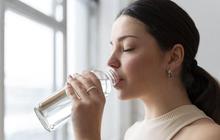Minum Air Putih Saat Makan, Baik atau Buruk? Ini Penjelasannya