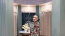 Rambutnya ditata dengan rapi, mempertegas aura anggun dan berkelas yang memancarkan pesona dirinya. [@ashanty_ash].