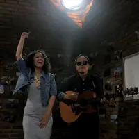 Wizzy dan Sandhy Sondoro membuat video klip Cinta Cinta Cinta yang terpilih menjadi soundtrack film Negeri Van Oranje.