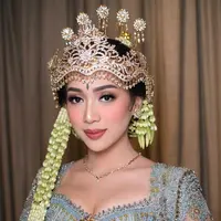 Berbeda dengan akad, Angga dan Dewi Andriani atau Ririn tampil dalam balutan baju pengantin adat Sunda saat momen resepsi. [@heksa.donolobo/@amorphotoworks/@andira_83/@claranadya]